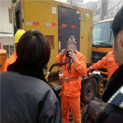 兴谷街道 暖心服务上门疏通马桶，解决居民‘急难愁盼’