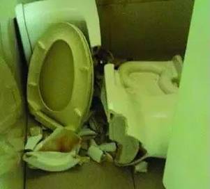 如厕惊魂 小伙遇马桶炸裂 一片狼藉引众议，原因出乎意料
